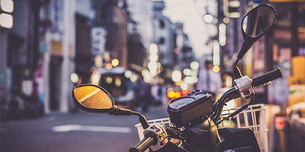 Portar paqueteria en moto